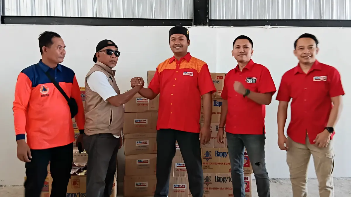 SERAHKAN BANTUAN: Alfamart Branch Lombok salurkan bantuan korban kebakaran Kampung Adat Sade melalui BPBD Loteng, Kamis (23/8).