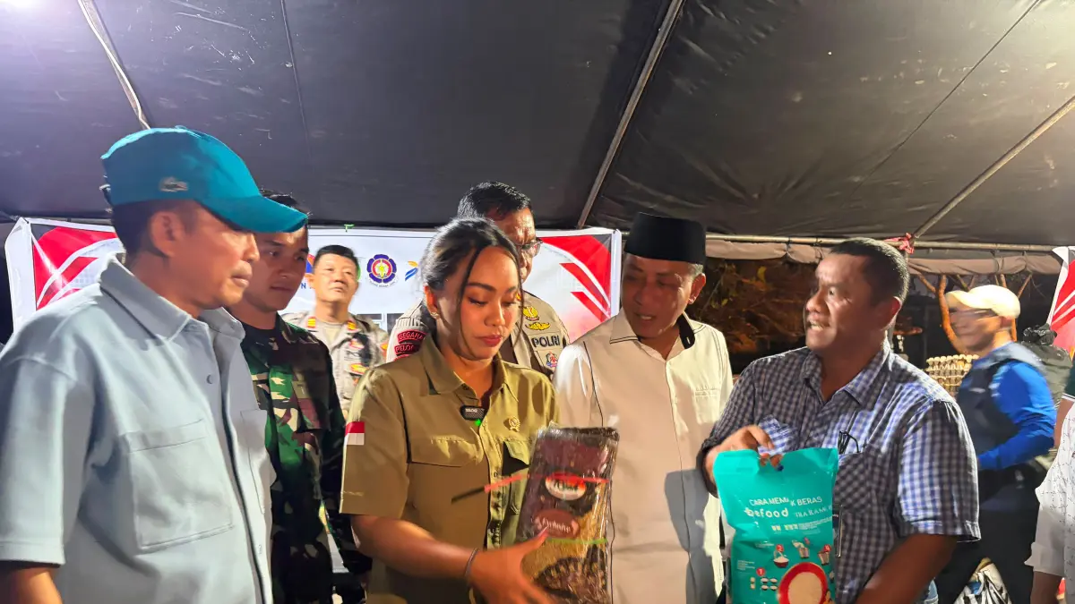 SERAHKAN BANTUAN: Bulog NTB serahkan simbolis bantuan ke Pemkab Lombok Tengah di Sade, Lombok Tengah, Minggu (23/8).