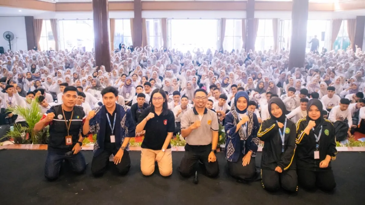 TANGGAP DARURAT: Tim dari (PSC) 119 MEMS RSUD H. Moh. Ruslan Kota Mataram saat memberikan simulasi BHD di hadapan ribuan mahasiswa di Aula Ibnu Sina INKES Yarsi Mataram, Senin (17/8).