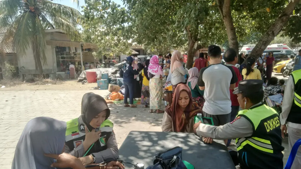 Tim medis Biddokkes Polda NTB melakukan pemeriksaan terhadap warga Desa Adat Sade, Minggu (23/8).