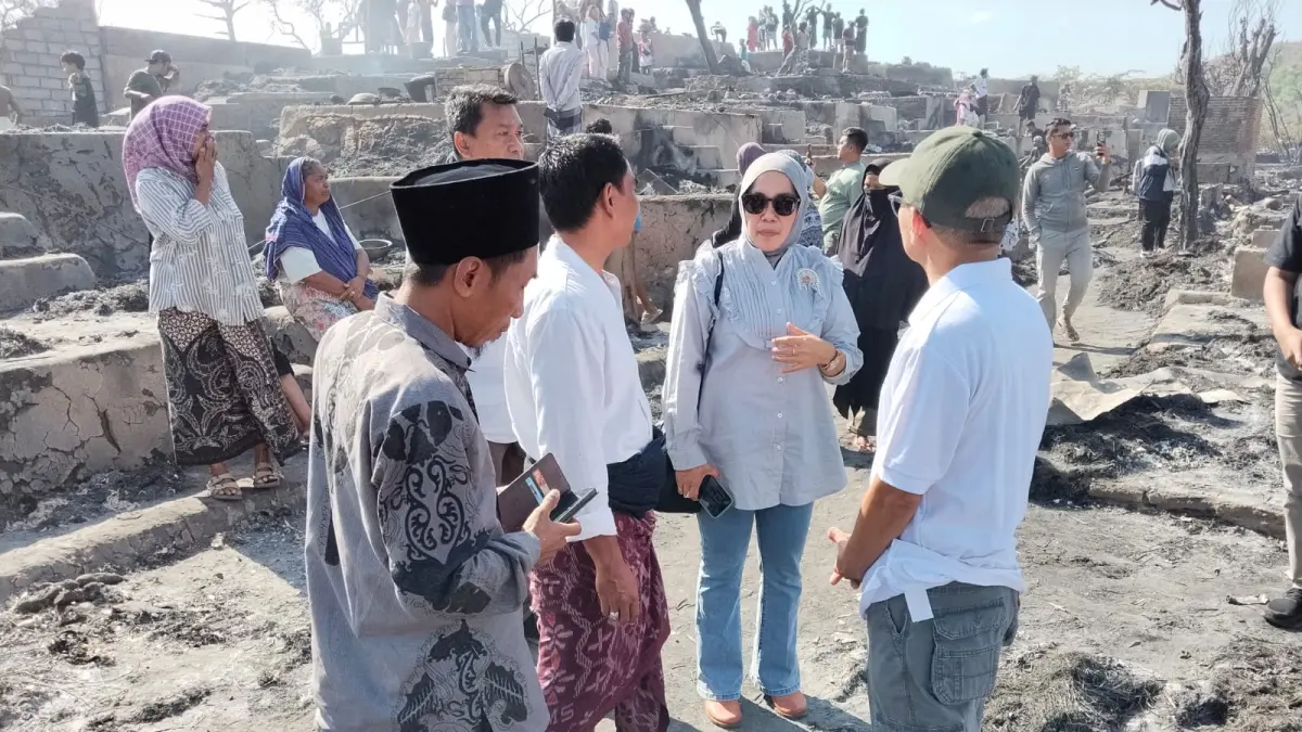 TINJAU LOKASI: Anggota Komisi V DPRD NTB Sitti Ari meninjau langsung kondisi warga Desa Sade, Lombok Tengah, pascakebakaran, Minggu (23/8).