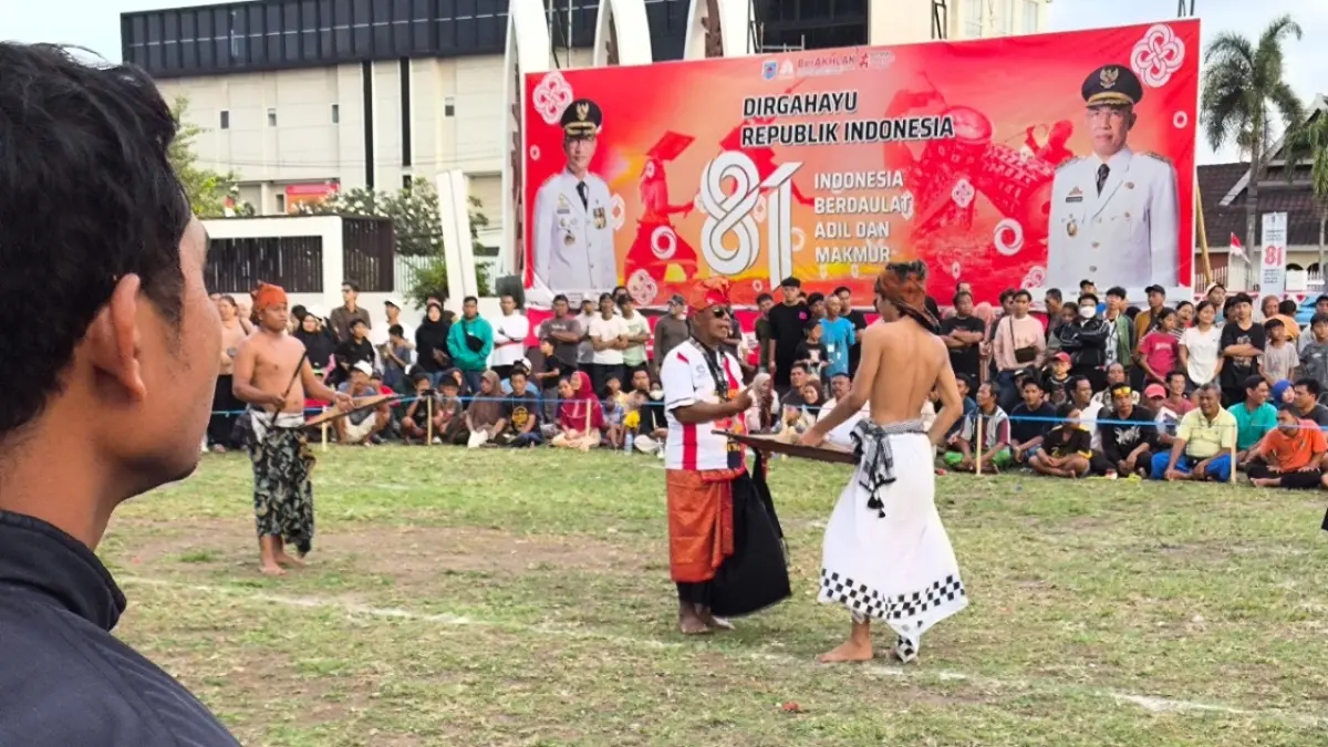 Warga ibu kota memadati area lapangan Taman Sangkareang untuk menyaksikan pepadu-pepadu pilih tanding dalam pertunjukan budaya Peresean. Kegiatan ini merupakan rangkaian acara untuk memeriahkan HUT Ke-33 Kota Mataram yang diselenggarakan oleh Dinas Pariwisata di bawah arahan panitia HUT Kota Mataram.