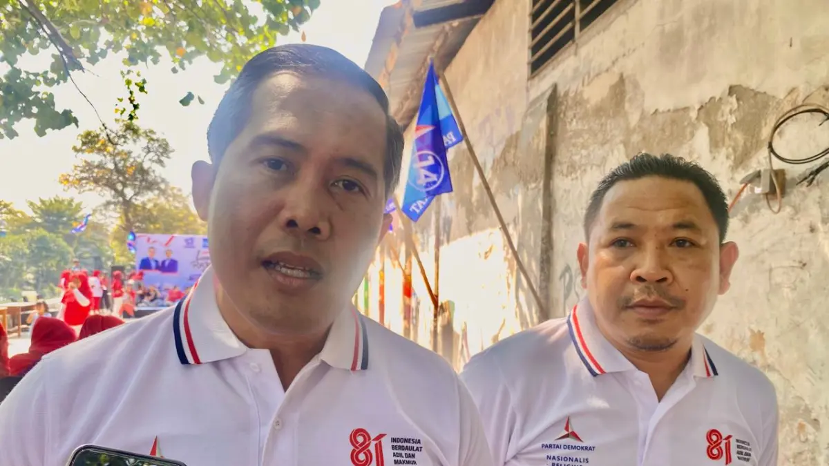 BERI PENJELASAN: Plt Ketua DPD Demokrat NTB Si Made Rai Edi Astawa (kiri) didampingi Sekretaris Andi Mardan memberikan keterangan kepada wartawan, Minggu (23/8). (Foto: Toni/Lombok Post)

&nbsp;