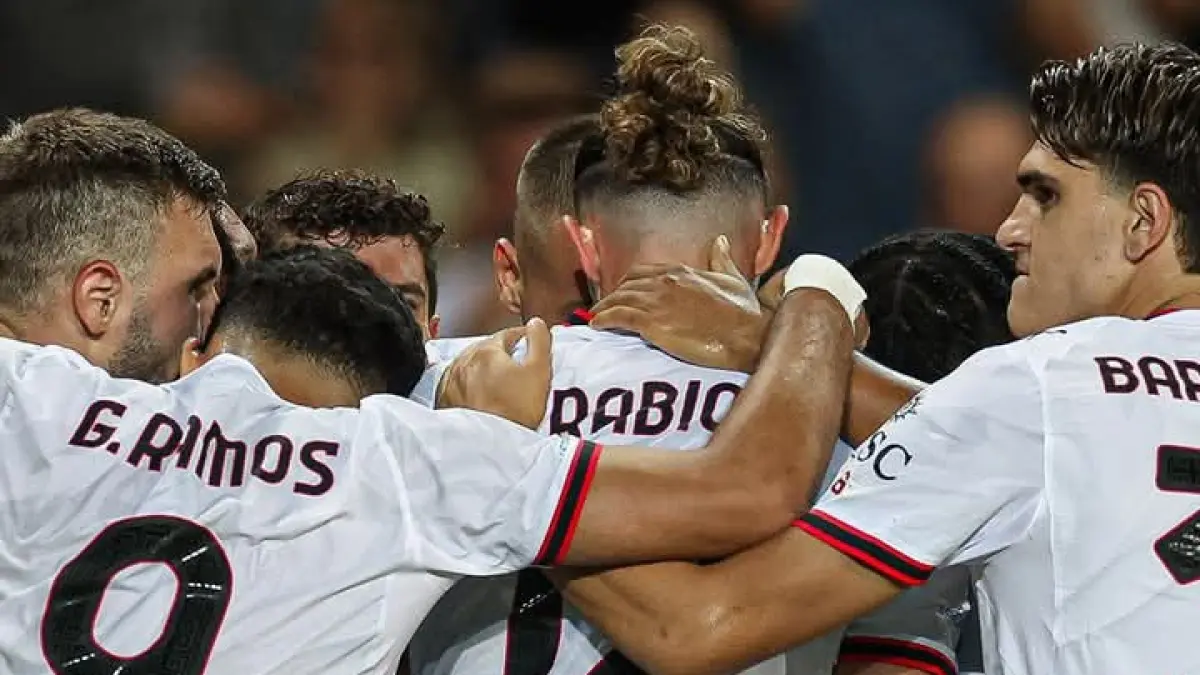 BERPELUKAN: Para pemain AC Milan saling menyemangati. (Istimewa) 