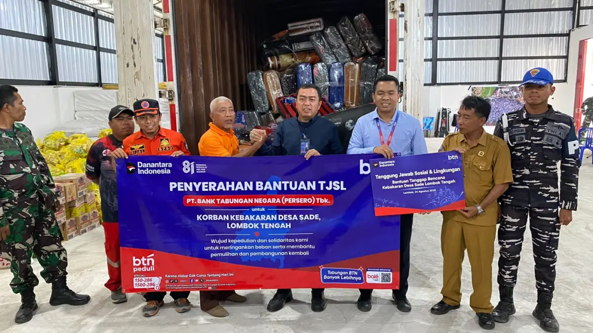 BTN menyerahkan bantuan kebutuhan dasar kepada warga terdampak kebakaran Desa Adat Sade melalui Posko KDMP Rembitan, Lombok Tengah.