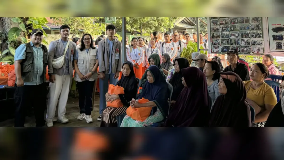 SMANSA BERDAMPAK: Panitia dan peserta Pasraman Kilat foto bersama warga saat kegiatan "Smansa Berdampak" pada hari terakhir rangkaian acara di Mataram, Senin (24/8/2026). Kegiatan ini diisi dengan penyerahan paket bantuan kepada masyarakat setempat sebagai wujud kepedulian sosial siswa. (IST/LOMBOK POST)