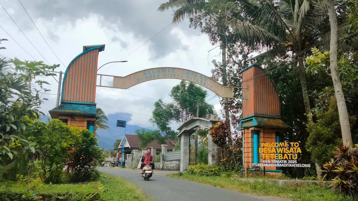 DESA WISATA: Seorang pengendara sedang melintas di depan gerbang Desa Wisata Tetebatu sekaligus perbatasan dengan Desa Tetebatu Selatan.