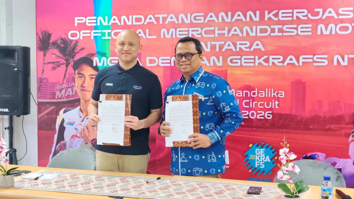 DUKUNG UMKM: Direktur Utama MGPA Ananda Mikola (kiri) menunjukkan penandatanganan kerja sama merchandise MotoGP Mandalika 2026 bersama Ketua Gekrafs NTB Yeyen Seprian Rachmat di Royal Box 12, Sirkuit Internasional Mandalika, Sabtu (22/8).