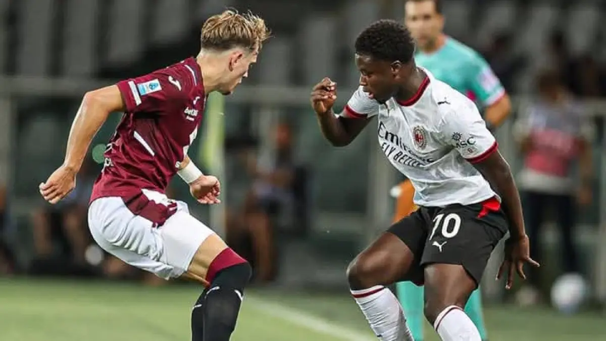 GOCEK BOLA: Alphadjo Cisse, pemain muda AC Milan menghadapi pemain Torino. (Istimewa) 