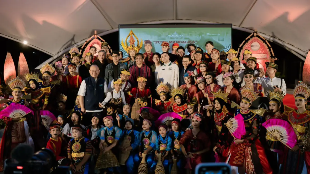 Grup The Dudas-1 berfoto bersama para pemain drama tari Legenda Putri Mandalika dalam kegiatan Mandalika Art & Culture Performance (MACP) di Bazaar Mandalika, Kuta, Pujut, Loteng, Sabtu (22/8).