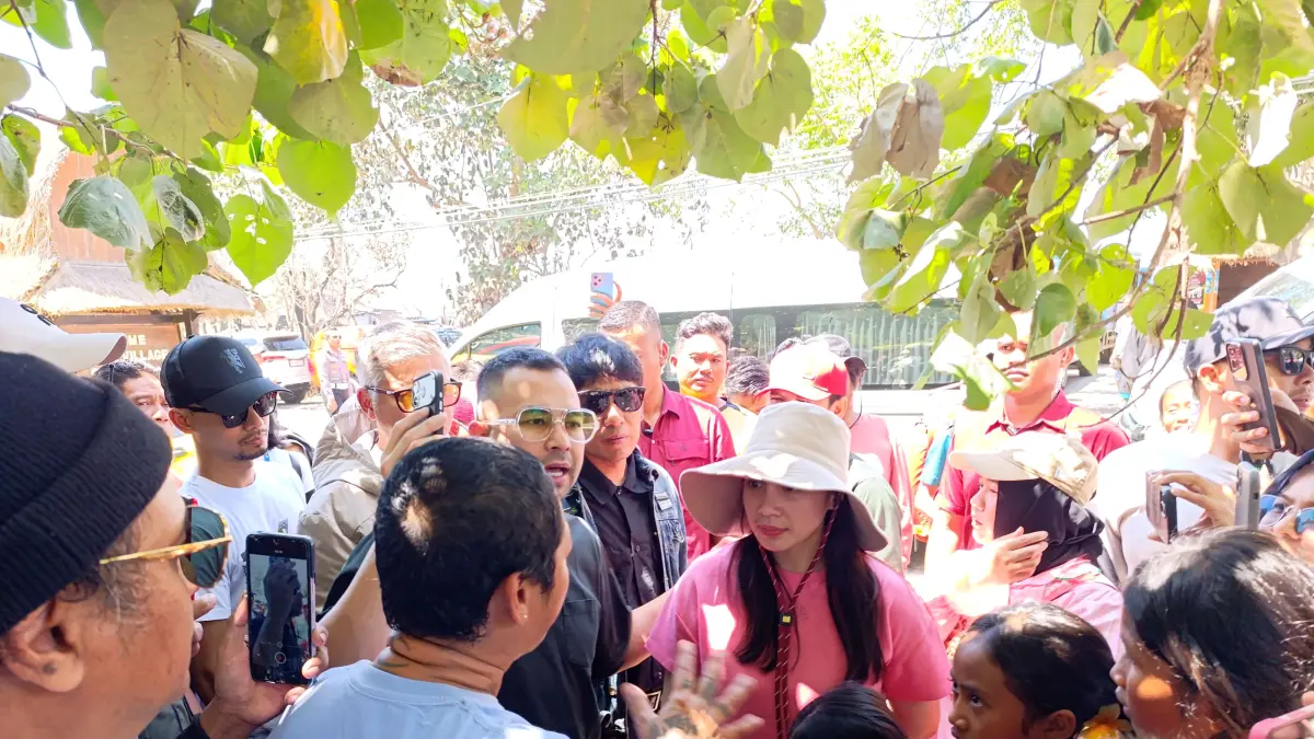 Grup The Dudas-1 bersama Nagita Slavina mengunjungi dan menyalurkan bantuan donasi  korban kebakaran di Desa Wisata Sade, Dusun Sade, Desa Rembitan, Pujut, Lombok Tengah, Ahad (23/8). 