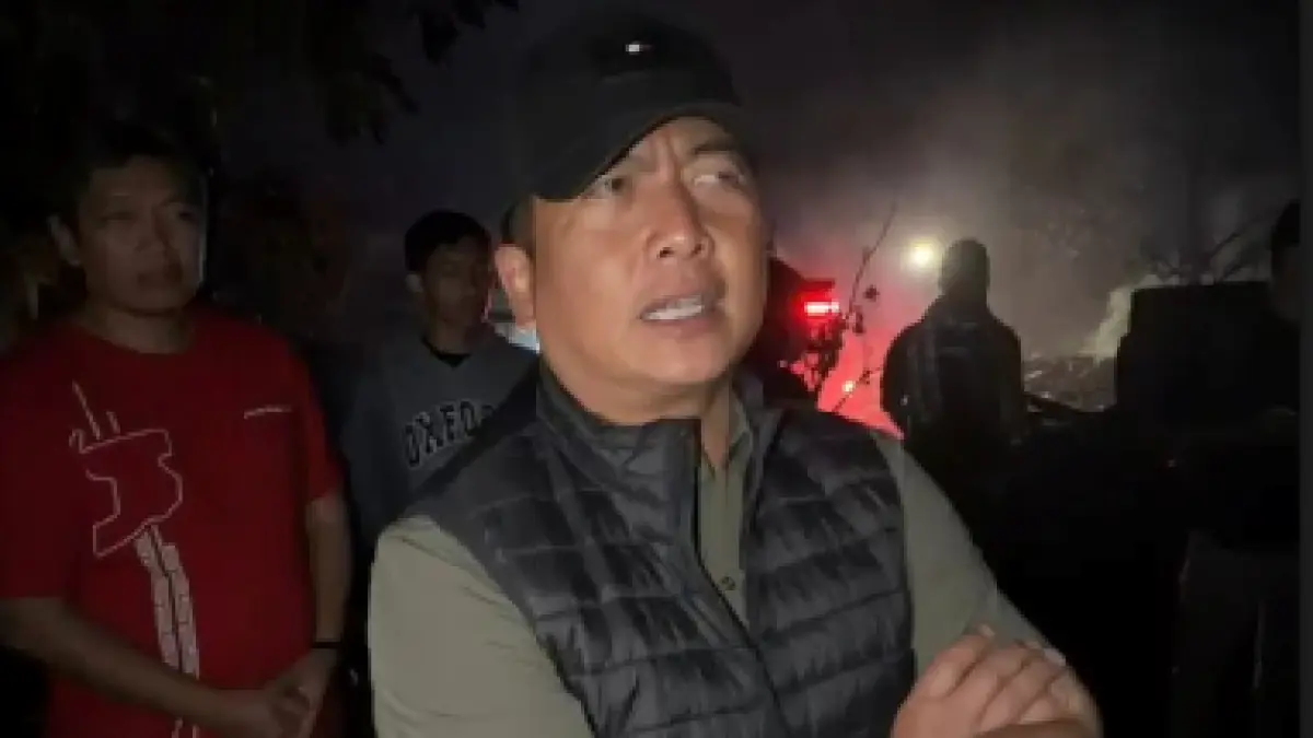 Gubernur NTB Lalu Muhamad Iqbal langsung turun menemui warga yang terdampak kebakaran kawasan Desa Adat Sade di Dusun Sade, Desa Rembitan, Kecamatan Pujut, Lombok Tengah, Sabtu malam (22/8).
