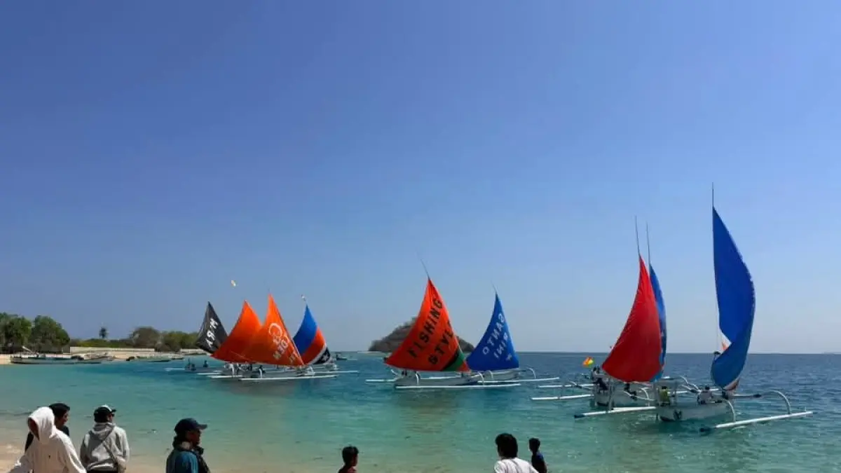 HIBURAN BAHARI: Beberapa warga menyaksikan Sail Boat Race 2026 di Pantai Elak-Elak, Desa Persiapan Pesisir Emas, akhir pekan lalu. (IST/LOMBOK POST)