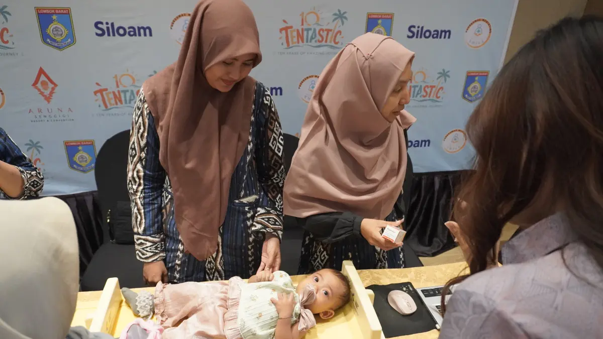 ILUSTRASI: Seorang bayi saat mendapatkan pemeriksaaan kesehatan dari Dikes Lobar, beberapa hari lalu. (IST/LOMBOK POST)