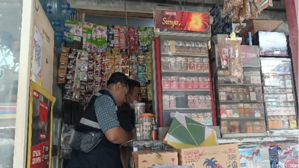 Tim Operasi Gabungan Pencegahan Peredaran Rokok Ilegal Dana Bagi Hasil Cukai Hasil Tembakau (DBH CHT) Kota Mataram saat turun ke berbagai lokasi untuk mengungkap peredaran rokok ilegal. Tim operasi gabungan melibatkan Satpol PP Kota Mataram, Bea dan Cukai, Polresta Mataram, serta Kodim 1606 Mataram