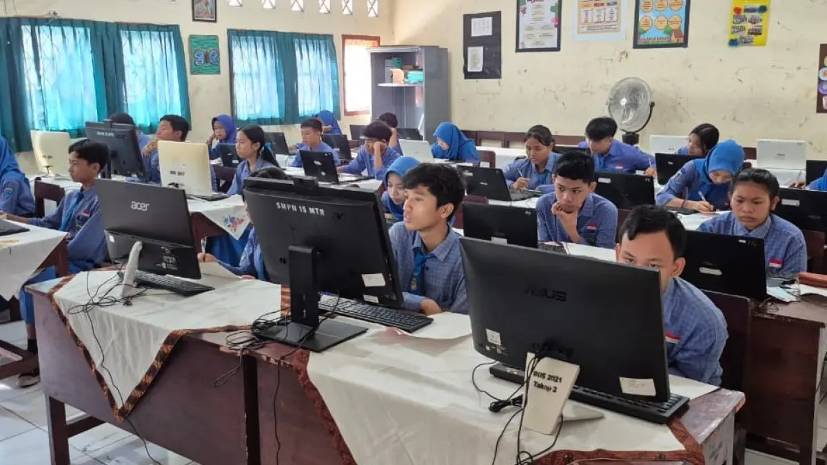 KERJAKAN SOAL: Siswa SMPN 15 Mataram saat melaksanakan TKA April lalu.