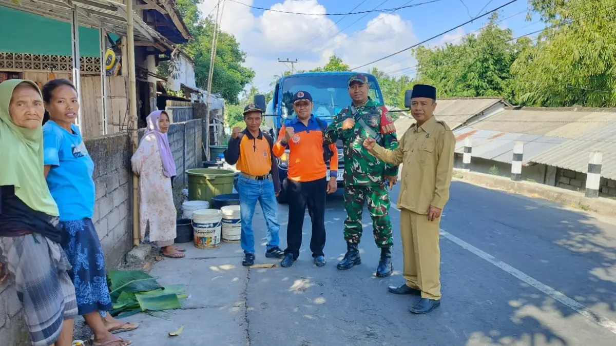 KRISIS AIR BERSIH: Sejumlah warga menuggu giliran untuk mendapatkan air bersih dari mobil tangki BPBD Lombok Barat, Senin (24/8).