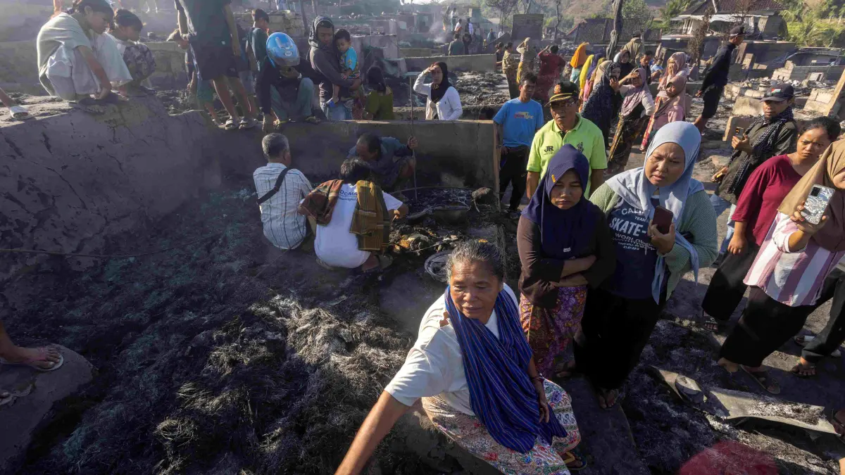 LUDES TERBAKAR: Warga berkumpul di sisa-sisa bangunan yang hangus pascabencana kebakaran di Desa Adat Sade, Lombok Tengah. (IVAN/LOMBOK POST)