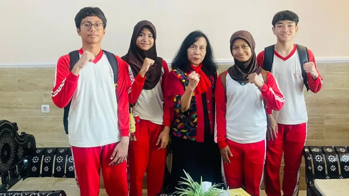 MEMBANGGAKAN: Para siswa SMPN 2 Mataram yang berhasil melaju ke O2SN tingkat nasional berfoto bersama Plt kepala sekolah di sela-sela acara pelepasan pekan lalu.