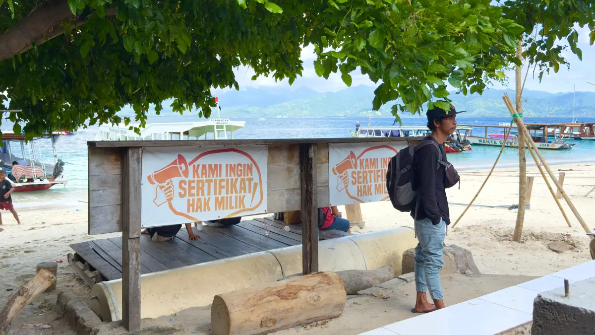 MINTA KEJELASAN: Spanduk tuntutan penerbitan SHM di Gili Trawangan, Lombok Utara, belum lama ini. (IVAN/LOMBOK POST)