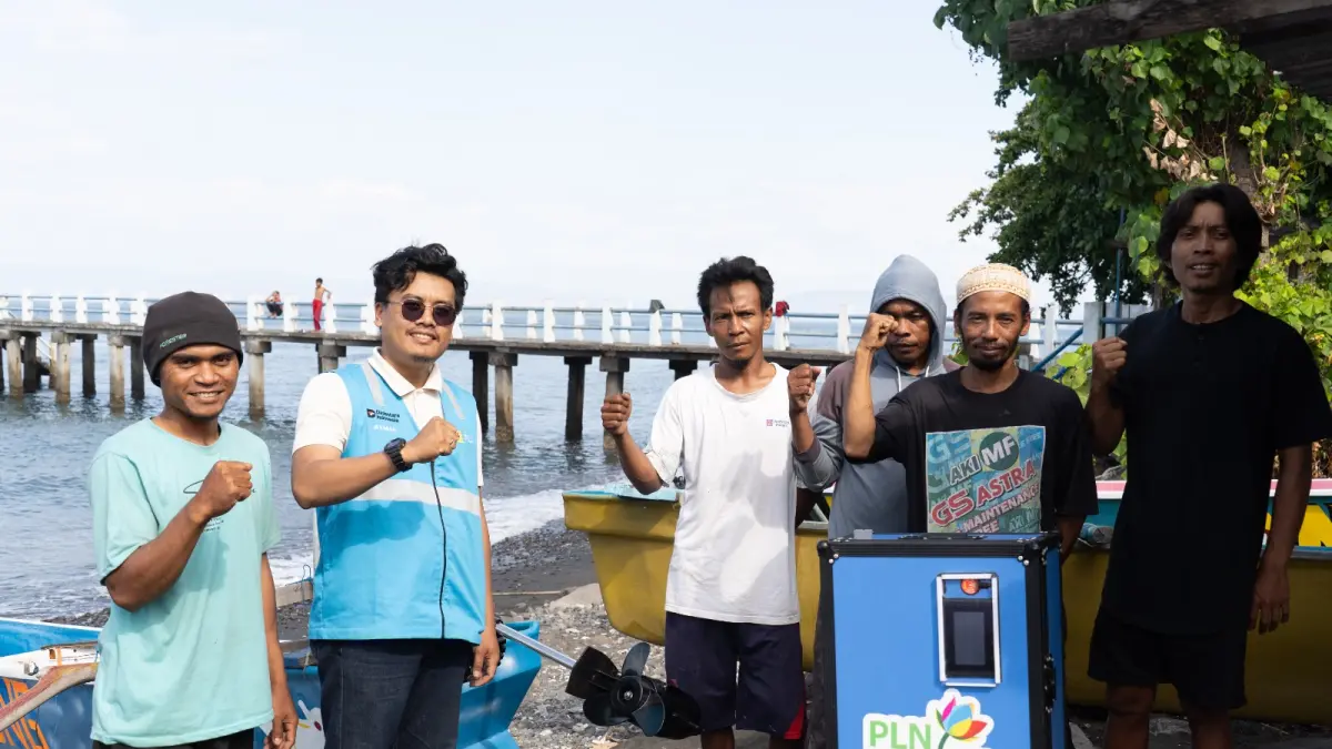 Officer Komunikasi & TJSL PLN UIP Nusa Tenggara menyerahkan bantuan baterai dan mesin kapal kepada nelayan Labuan Pandan, Sambelia, Lombok Timur.