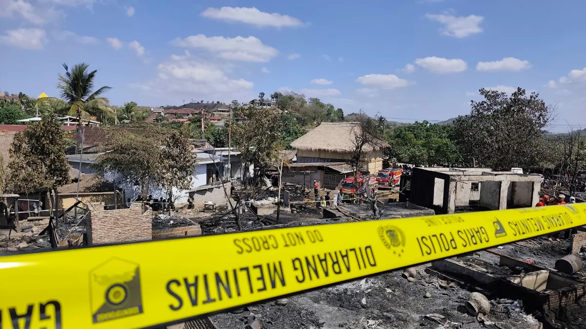 OLAH TKP: Garis polisi masih terpasang disekitar lokasi dugaan titik awal kemunculan api yang meluluhlantakkan ratusan bangunan di Desa Wisata Sade, Dusun Sade, Desa Rembitan, Pujut, Lombok Tengah, Senin (24/8).