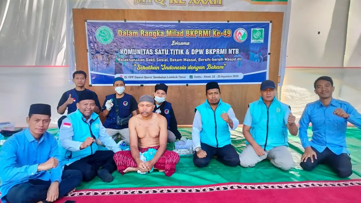 Pengurus BKPRMI NTB bersama relawan Komunitas Satu Titik menggelar aksi bersih-bersih masjid dan pelayanan bekam gratis bagi warga Sembalun.