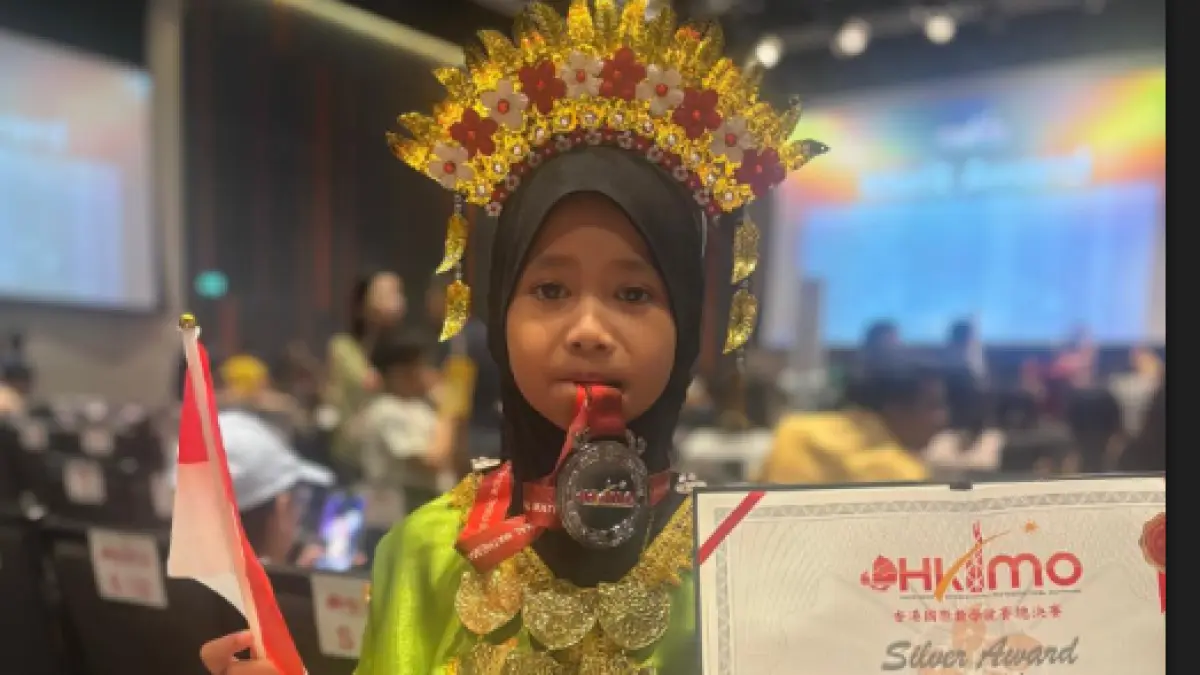 Qashiratut Tharfi Paranata atau Atut, siswi SD Al-Wildan Islamic School 20 Mataram, menunjukkan medali perak yang diraihnya di HKIMO 2026 di Hong Kong.