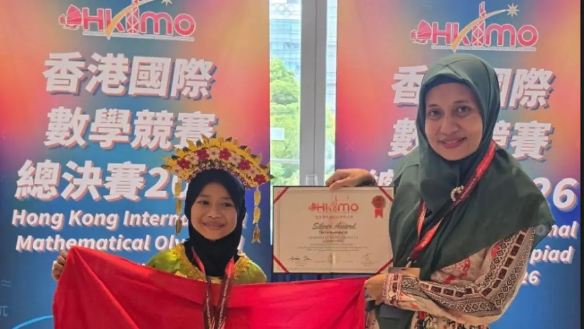 Qashiratut Tharfi Paranata atau Atut, siswi SD Al-Wildan Islamic School 20 Mataram, menunjukkan medali perak yang diraihnya di HKIMO 2026 di Hong Kong bersama ibunda tercinta.