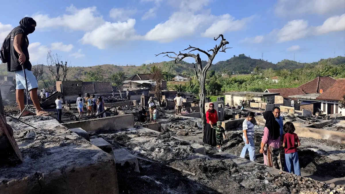 SEGERA REKONSTRUKSI: Inilah kondisi ratusan bangunan usai si jago merah meluluhlantakan kawasan Desa Wisata Sade, di Dusun Sade, Desa Rembitan, Pujut, Lombok Tengah, Senin (24/8).