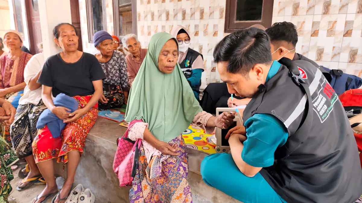 Sejumlah tim medis RSUD NTB saat mengecek kondisi kesehatan para korban lanjut usia pascakebakaran di Desa Wisata Sade, Dusun Sade, Desa Rembitan, Pujut, Loteng, Ahad (23/8).