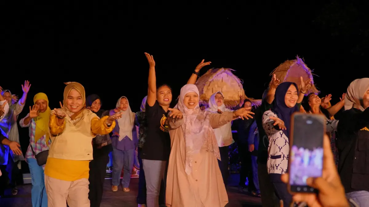 SERU BARENG: Wabup Lobar Nurul Adha (tengah) bersama warga dan wisatawan mancanegara berbaur dalam kegiatan Festival Senggigi, Sabtu (22/8). (IST/LOMBOK POST)