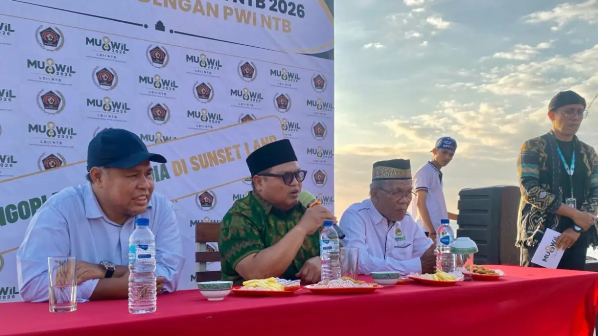 SILATURAHIM MEDIA: Ketua DPW LDII NTB Abdullah A. Karim (tengah) memaparkan arah kebijakan dan program prioritas organisasi saat acara Media Gathering menjelang Muswil VIII LDII NTB di Sunset Land, Sekarbela, Mataram, Senin (24/8). (Foto: Toni/Lombok Post)
