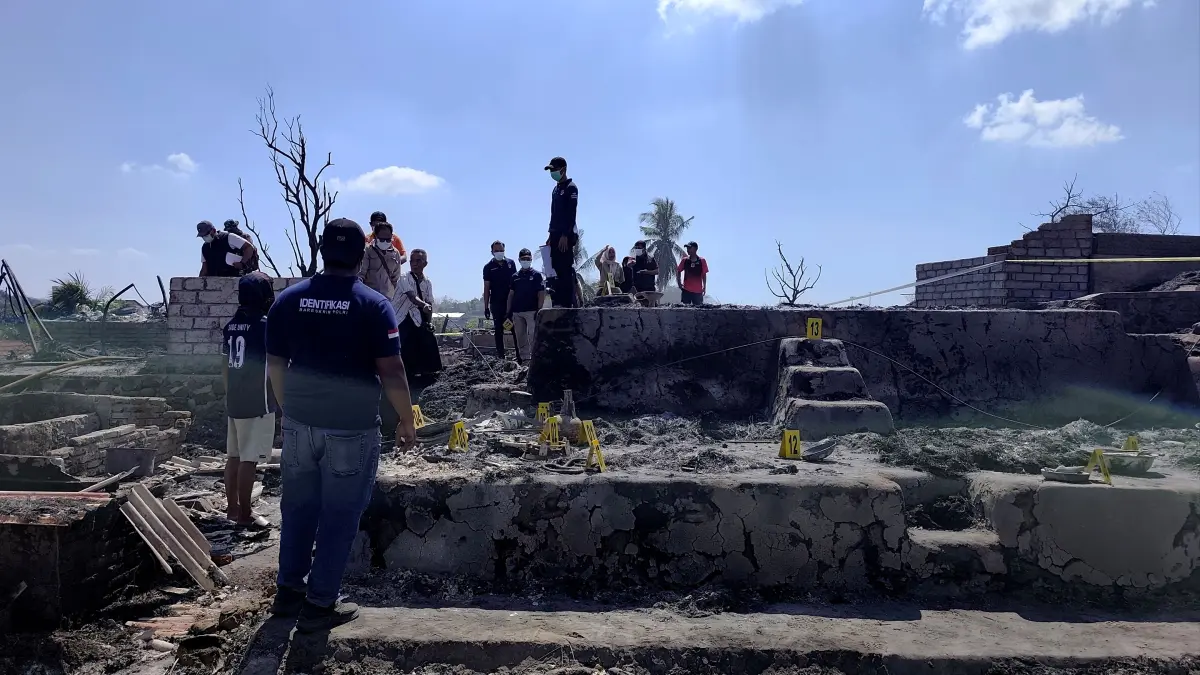 Suasana olah TKP dilakukan tim inafis gabungan Polda NTB dan Polresta Loteng di lokasi kebakaran Desa Wisata Sade, Dusun Sade, Desa Rembitan, Pujut, Loteng, Ahad (23/8). 