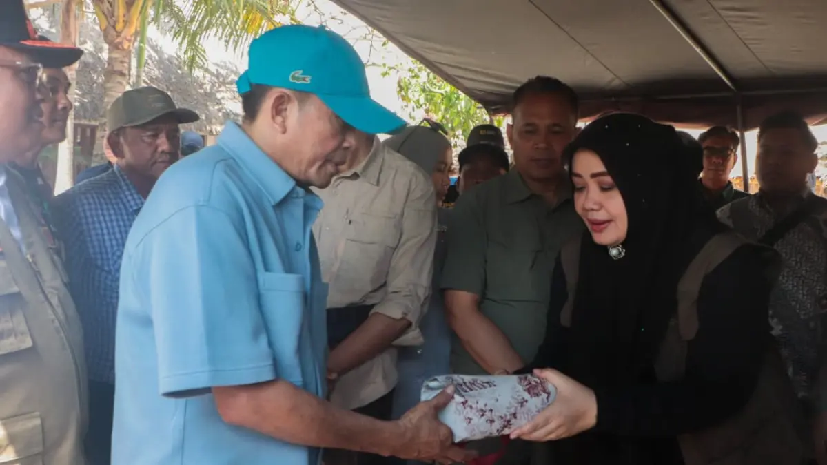 Wagub NTB Hj. Indah Dhamayanti Putri saat menyerahkan bantuan untuk warga terdampak kebakaran Desa Adat Sade di Dusun Sade, Desa Rembitan, Kecamatan Pujut, Lombok Tengah, Ahad (23/8).

