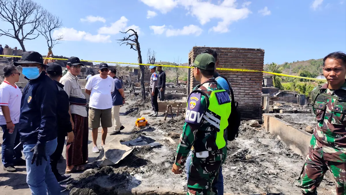 Wakil Bupati Loteng M Nursiah (empat dari kiri) beserta jajaran pemkab Loteng meninjau lokasi kebakaran Desa Wisata Sade, di Dusun Sade, Desa Rembitan, Pujut, Lombok Tengah, Ahad (23/8).
