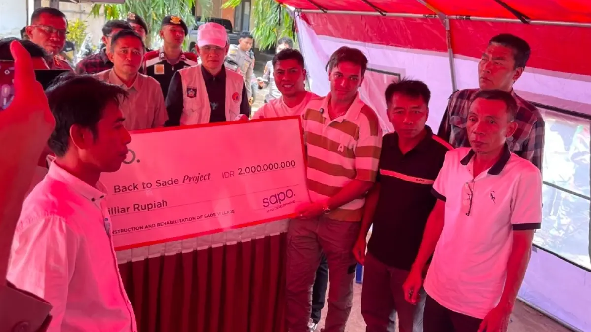  Mr. Alvaro dari Sapo Development (empat dari kanan) didampingi Abd Rachman (lima dari kanan) menyerahkan bantuan secara simbolik uang tunai senilai Rp 2 Miliar pada warga Sade disaksikan Bupati Lombok Tengah Lalu Pathul Bahri, Wakil Bupati Lombok Tengah Nursiah dan Forkopimda, Selasa (25/8).