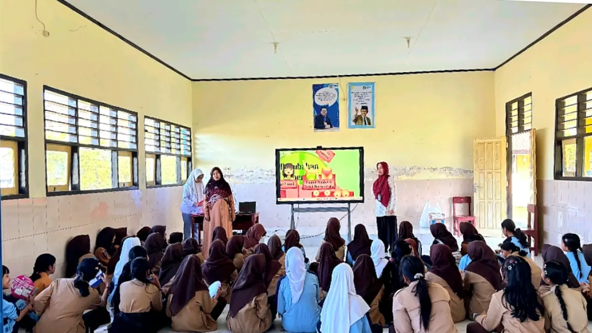 BELAJAR: Para siswi SMPN 1 Batulayar mengikuti kegiatan Program PEREMPUAN melalui edukasi pencegahan anemia dan minum tablet tambah darah (TTD) secara berjamaah.