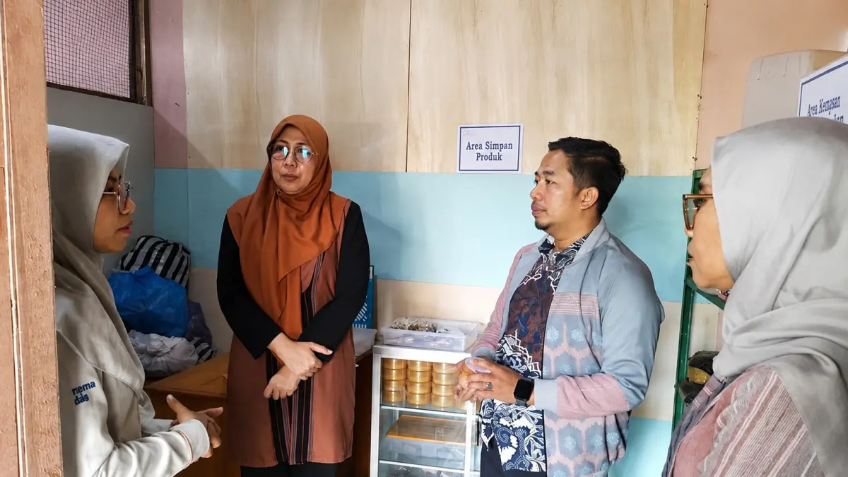 BINA: Tim UPTD Balai Kemasan Promosi dan Pemasaran Produk Daerah (BKP3D) Dinas Perindustrian dan Perdagangan (Disperindag) NTB melakukan pembinaan pada UMKM Qizha Natural Beauty, pekan lalu. (IST/LOMBOK POST)