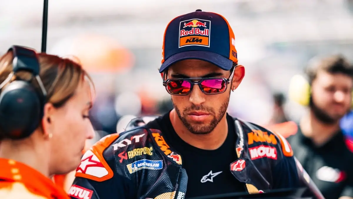 Enea Bastianini dalam warna Trackhouse Racing berdiri di sisi track MotoGP Lombok
