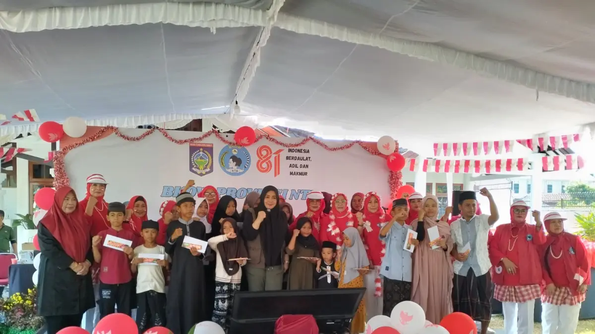 Ketua BKOW NTB Indah Dhamayanti Putri bersama anak yatim usai penyerahan bantuan. (IST/LOMBOK POST)