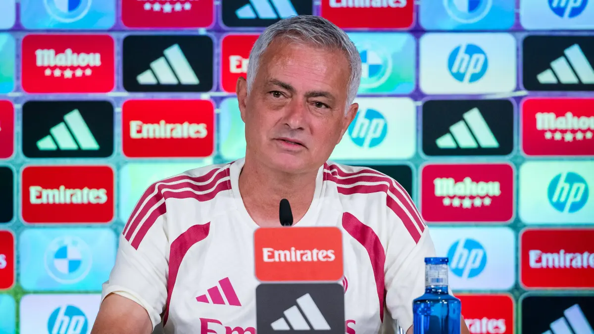 Mourinho incar gelandang dan bek tengah baru untuk skuad Real Madrid. Manajemen masih pantau bursa transfer hingga 1 September. Lombok Post.