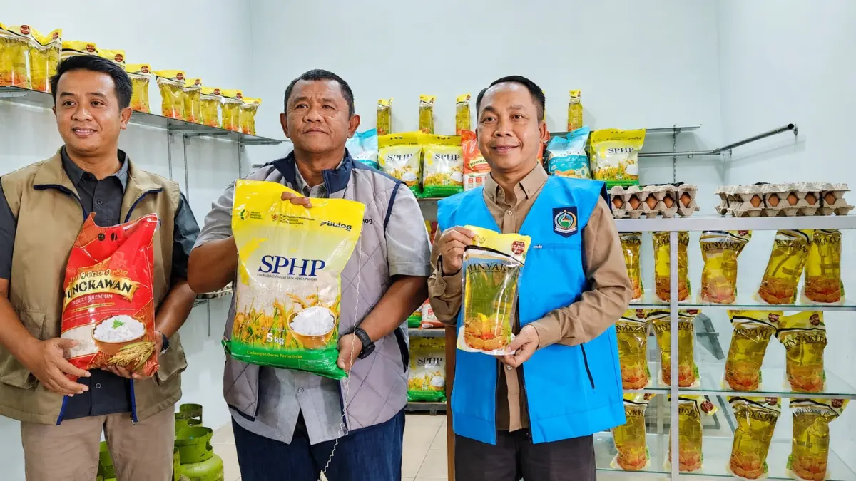 STOK AMAN: Pimwil Bulog NTB Mara Kamin Siregar (tengah) menunjukkan salah satu beras kemasan Bulog yang tersedia di etalase jualan mitra di pasar tradisional Bima dan Sumbawa, pekan lalu. (IST/LOMBOK POST)

