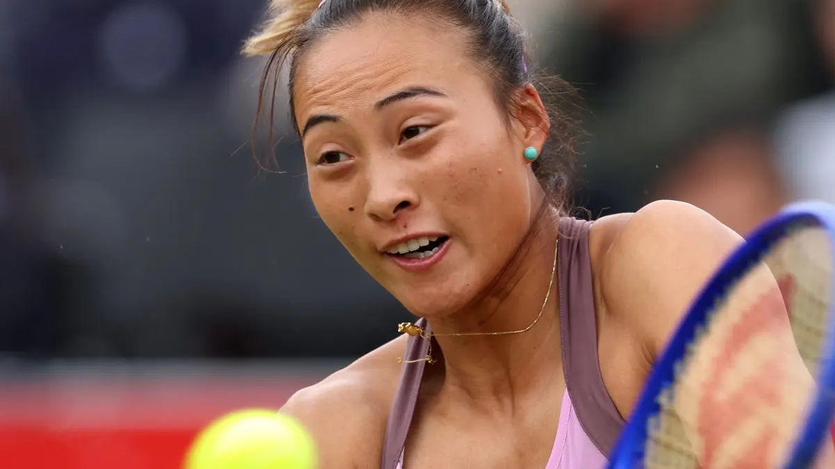 Zheng Qinwen mengawali kualifikasi US Open 2026 dengan kemenangan. Ia menyingkirkan You Xiaodi dan selangkah lagi ke babak utama. (Photo AFP)