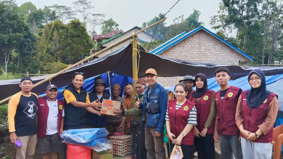 KEPEDULIAN SOSIAL: Rektor Unram melalui Kepala LPPM Unram sekaligus Koordinator Konsorsium Trilateral Indonesia Timur (KTIT) Dr. Andi Chairil Ichsan, M.Si didampingi dosen, nakses, dan mahasiswa menyalurkan bantuan kepada masyarakat terdampak gempa NTT, Selasa (25/8).

