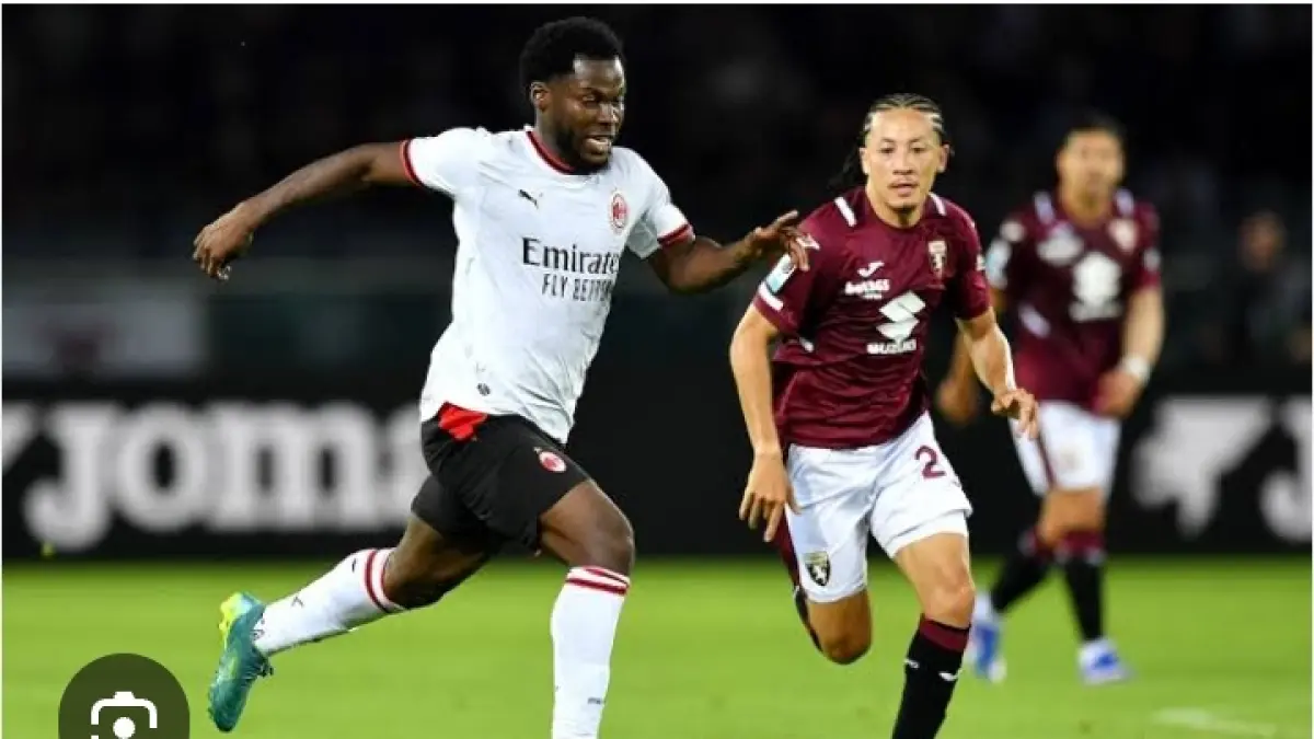 ADU KECEPATAN: Yunus Musah, gelandang AC Milan berebut bola dengan pemain Torino. (Istimewa) 