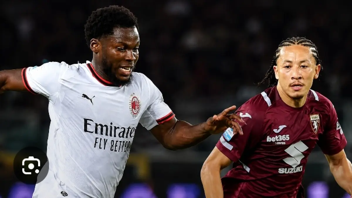 ADU SKILL: Gelandang AC Milan Yunus Musah berebut bole dengan pemain Torino. (Istimewa) 
