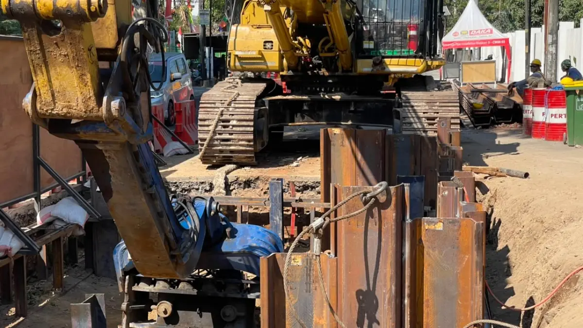 Alat berat dan material untuk membangun jaringan perpipaan bawah tanah SPALDT di Jalan Industri, Ampenan, Rabu (26/8).