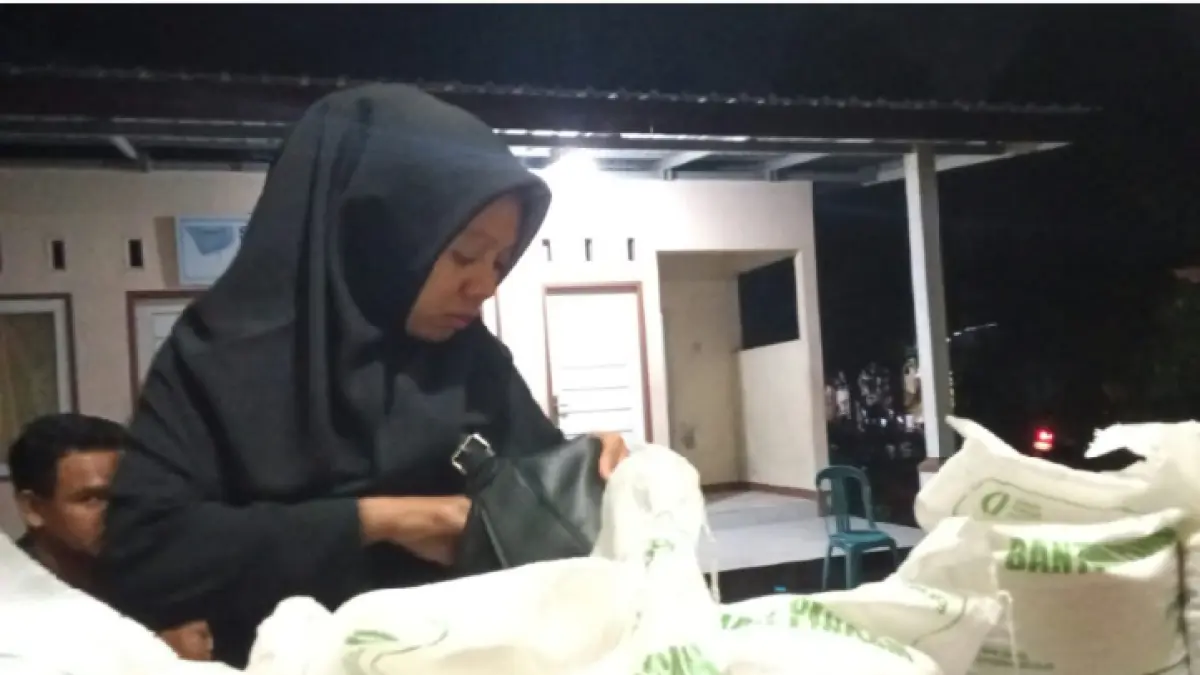 AMBIL BANTUAN PANGAN: Warga Desa Sesela saat menerima bantuan pangan di kantor desa, akhir pekan lalu. (IST/LOMBOK POST)