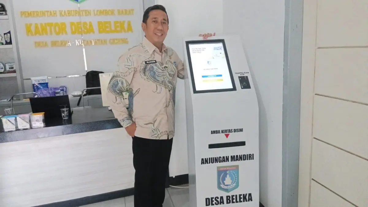 ANJUNGAN SURAT MANDIRI: Kades Beleka Islahudin saat menunjukkan mesin anjungan untuk cetak surat keterangan. (NURUL/LOMBOK POST)